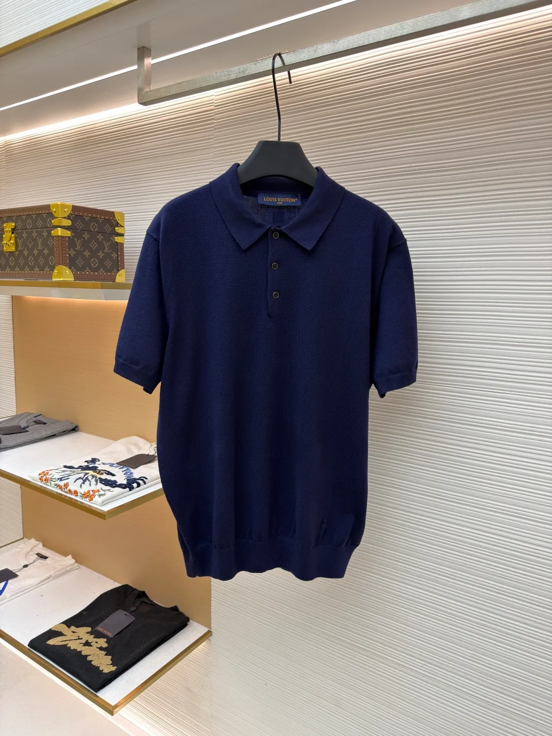 LOUIS VUITTON leather label polo shirt ●Original version: Purchased and developed for 11300 ●Item number: 1681738-A45 ●Fabric: wool blended fabric ●Technology: knitted ●Color: navy blue ●Version: fitted version ●Weight: about 250 grams ●Size: XS-S-M-L ●Description: This short-sleeved shirt is made of 2/45 wool blend, composed of 14-needle yarn and 1 stretch silk fabric piece, and 20-needle plate stitching. The weaving time is 90 minutes. After washing, you need to iron the bra first and then button it. This will make it smooth and beautiful. After buttoning, you need to embroider it. A fine silk-wool blend knit in calm tones, embroidered and leather logo patches decorate the left hem and back. It can add a preppy touch to business attire, or pair with tailored separates or slacks for a modern look. The overall wiring is straight and delicate, the fabric is comfortable and soft, and the color is consistent without color difference. It can be matched with the same style to create a fashionable look and control various occasions. Customized accessories, complete with three standards, same style for men and women!